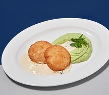 Краб-кейк с пюре из бобов эдамаме