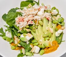 Большой салат с крабом