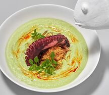 Зеленый крем-суп с осьминогом