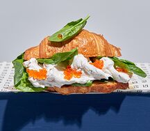 Круассан с красной рыбой