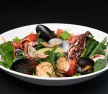 Большой салат с морепродуктами