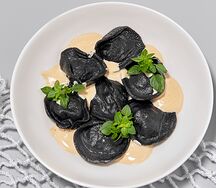 Угольные пельмени с белыми рыбами