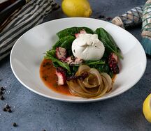 Буратта с осьминогом и карамелизированной грушей