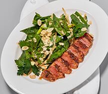 Салат с обожжённым тунцом