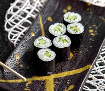 Маки ролл с огурцом