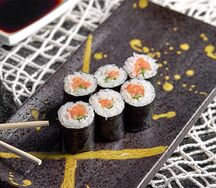 Маки ролл с лососем