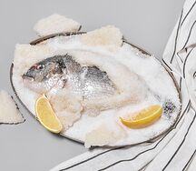 Дорада, запеченная в соли