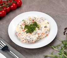 Салат Оливье с колбасой