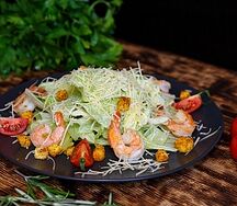 Салат цезарь с креветками