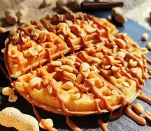 Венская вафля с карамелью и соленым арахисом