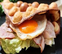 Гонконгская вафля с беконом и яйцом