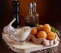 Сырные шарики с соусом тартар
