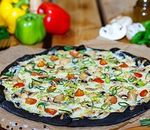 Фирменная на черном тесте с курицей 5 уровень