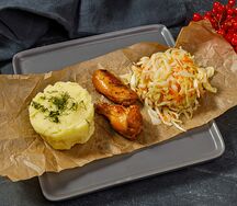 Куриные крылышки с пюре и капустным салатом