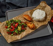 Куриные крылышки с рисом и овощным салатом