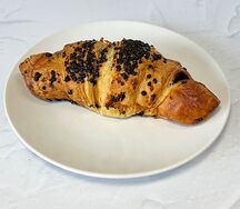 Круассан с шоколадной начинкой