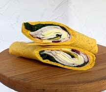 Ролл с индейкой и брусничным соусом