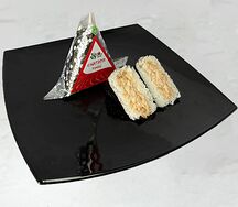 Онигири с тунцом