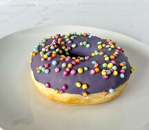 Донат с черничной начинкой