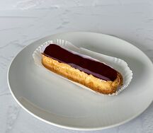 Пирожное Эклер с шоколадным кремом