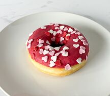 Донат с клубничной начинкой