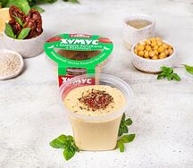 Хумус с томатами и базиликом, с кунжутом и оливковым маслом