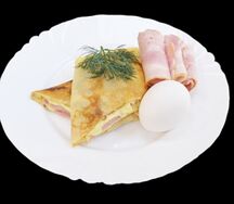 Блины с беконом, сыром и яйцом