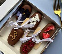 Ассорти чизкейков в молочном шоколаде