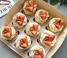 9 капкейков со сливочным кремом и свежей клубникой