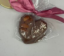Сердечко из молочного шоколада с миндалем