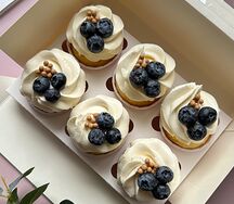 6 капкейков со сливочным кремом и свежей голубикой