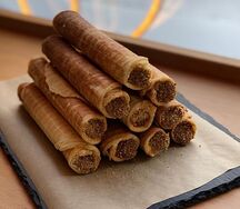 Вафельная трубочка с вареной сгущенкой и орехами