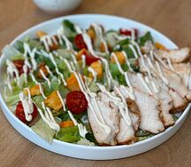 Салат цезарь с курицей