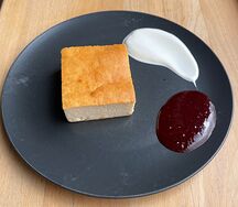 Творожная запеканка с малиновым джемом и сметаной