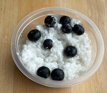 Каша рисовая на кокосовом молоке с голубикой