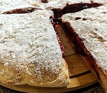 Пирог с яблоком и вишней