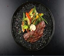 Фланк стейк с овощами