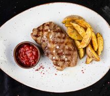 Стейк из cвинoй шеи с картофелем айдахо