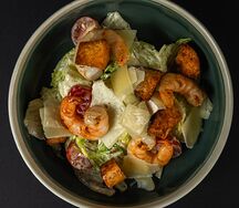Салат Цезарь с креветками