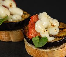 Брускетта с баклажаном, томатами и сыром моцарелла