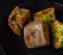 Хлеб черный с чесноком