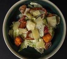 Салат Цезарь с курицей