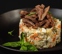 Салат Оливье из печеных овощей с языком
