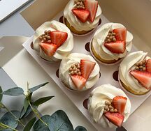 6 капкейков со сливочным кремом и свежей клубникой