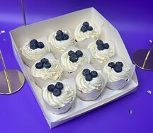 9 капкейков со сливочным кремом и свежей голубикой