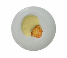 Рыба, запеченная с овощами, с картофельным пюре