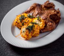 Цыпленок в фирменных специях с кукурузой и чимичурри