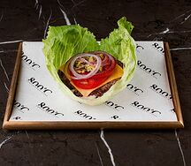 Фирменный бургер 800с wagyu в листе салата