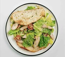 Салат Цезарь с курицей