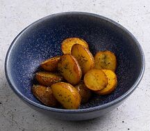 Молодой картофель с розмарином